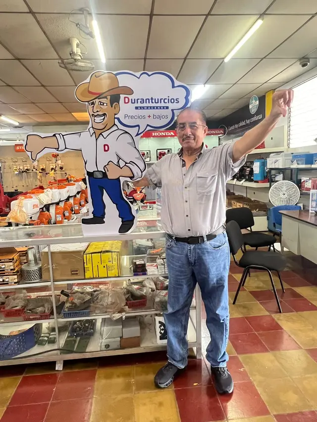 Don Antonio Durán, uno de los fundadores, en la sucursal junto a la figura del vaquero de Duranturcios